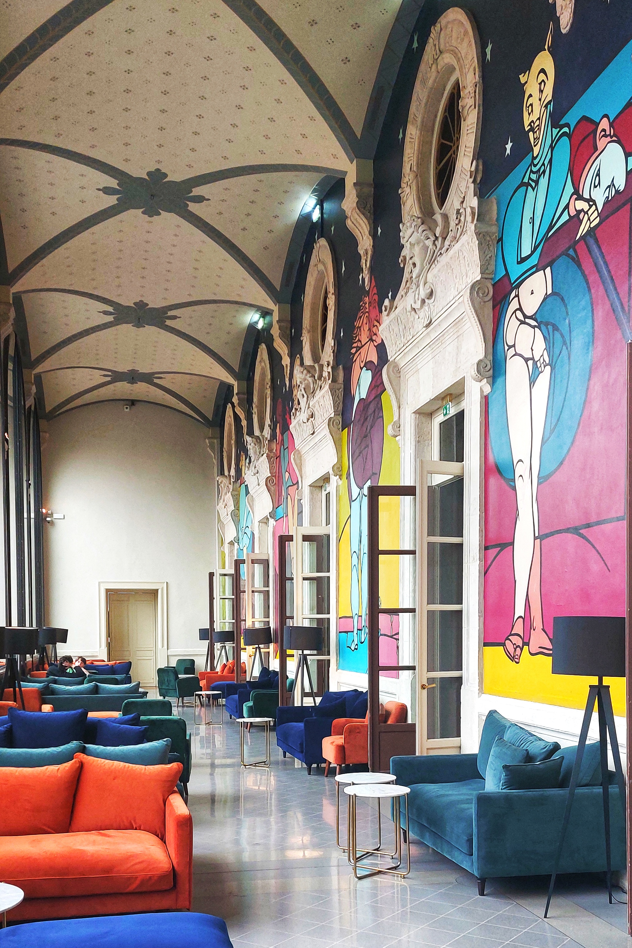 Le Grand Foyer du Théâtre du Châtelet, fresques contemporaines et mobilier coloré